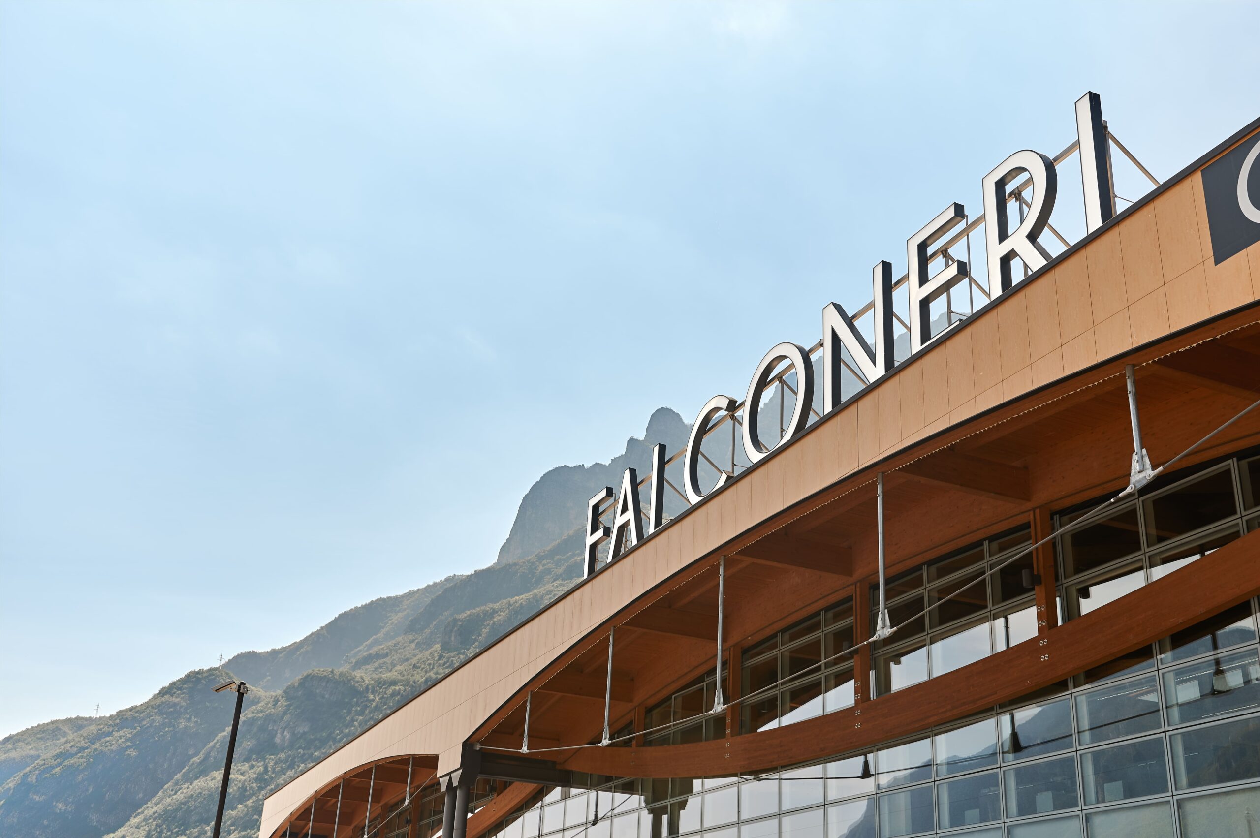 insegna falconeri su facciata