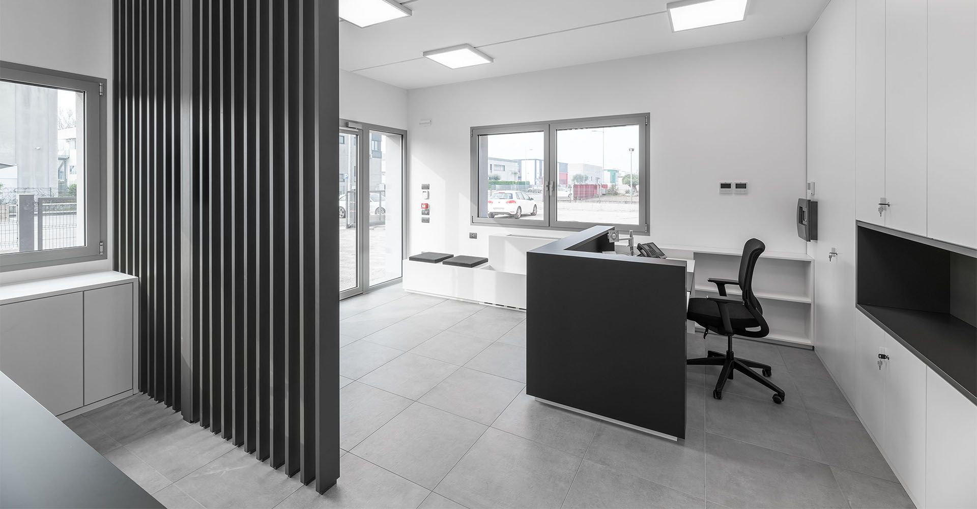 intarno ufficio con scrivania e finestre