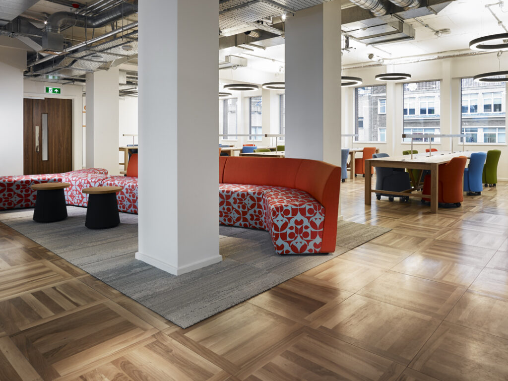 Sala con colonne e divani