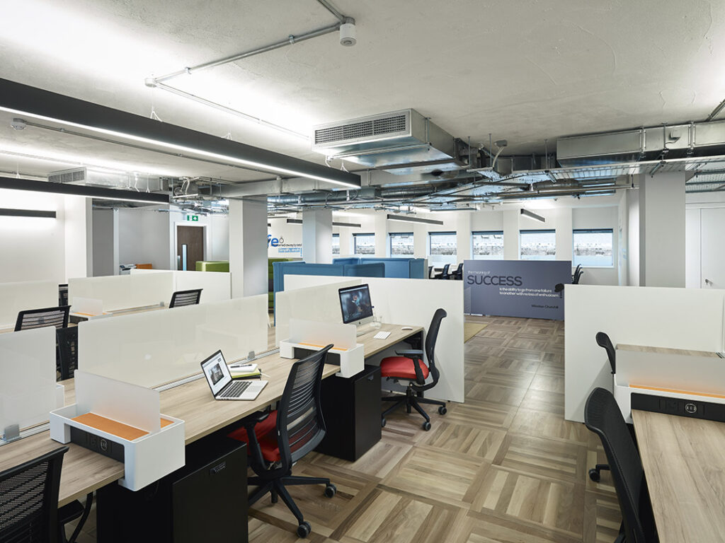 ufficio con divisori, scrivanie e sedie