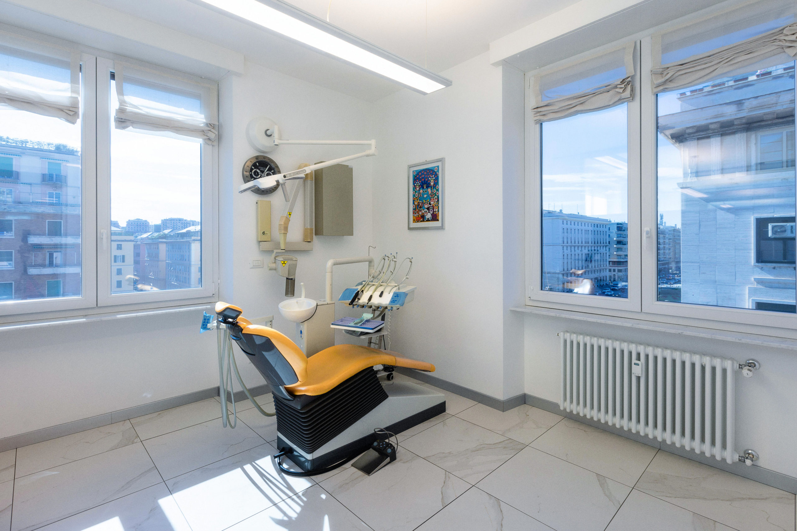 stanza dello studio con poltrona