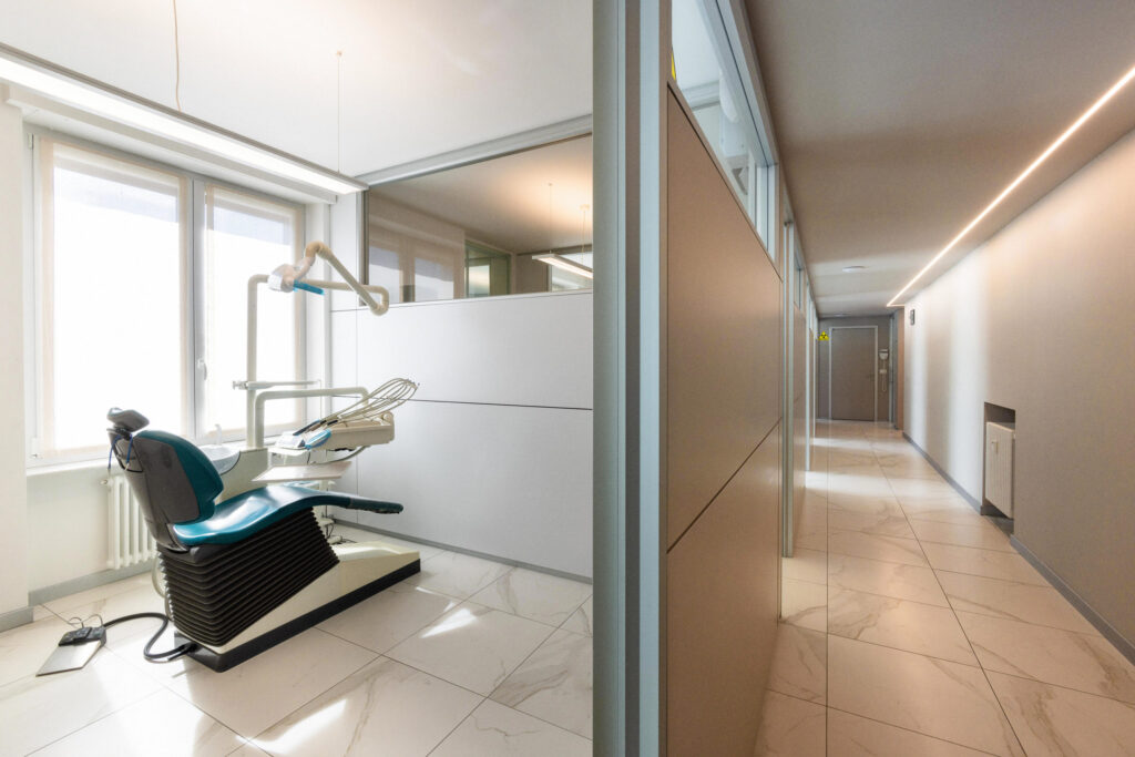 dettaglio dello studio con poltrona