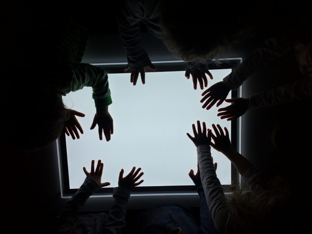 mani di bambini