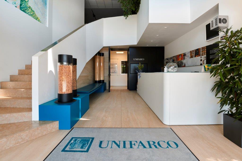 Ingresso ufficio con tappeto e logo