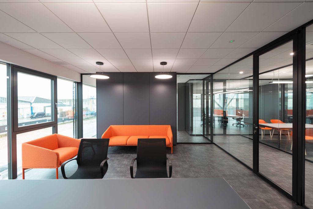 ufficio mt distribuzione con divani e sedie