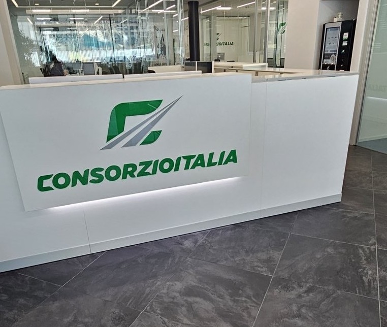 scrivania con logo consorzioitalia